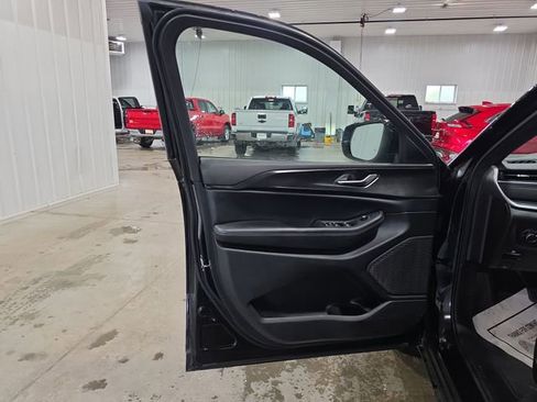 Used 2025 Jeep Grand Cherokee Altitude AWD/4WD image 22