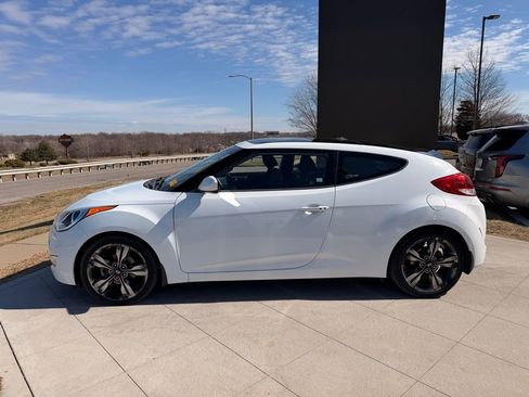 Used 2017 Hyundai Veloster Value Edition image 4