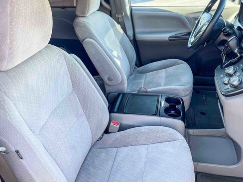 Used 2017 Toyota Sienna LE image 15