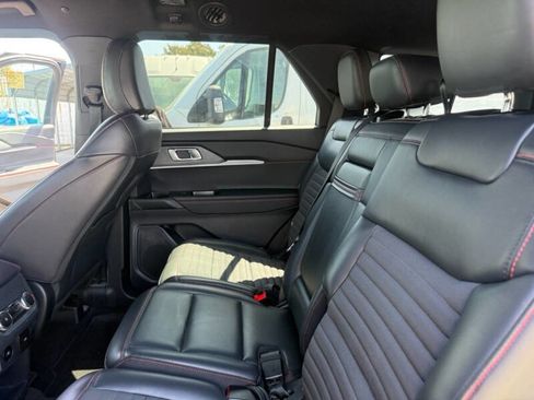 Used 2025 Ford Explorer ST-Line w/ ST-Line Street Pack AWD/4WD image 19