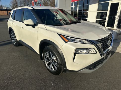 Used 2022 Nissan Rogue SV image 2