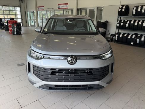 Used 2026 Volkswagen Tiguan SE AWD/4WD image 2