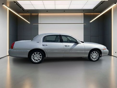 Used 2011 Lincoln Town Car Signature Limited RWD image 6