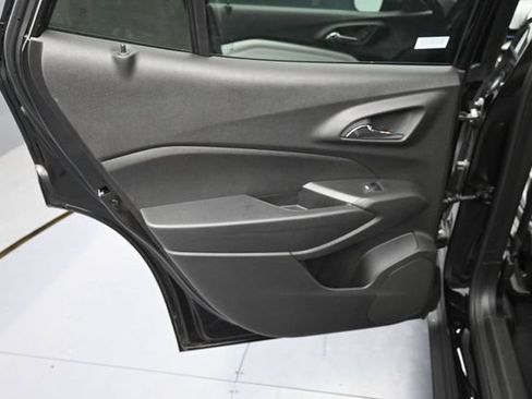 Used 2025 Chevrolet Trax LT w/ LT Convenience Package FWD image 27