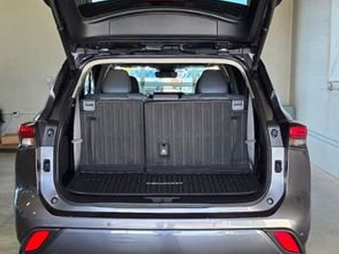 Used 2023 Toyota Highlander Limited image 5