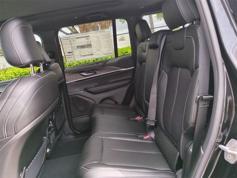 New 2025 Jeep Grand Cherokee Limited w/ Luxury Tech Group II image 15