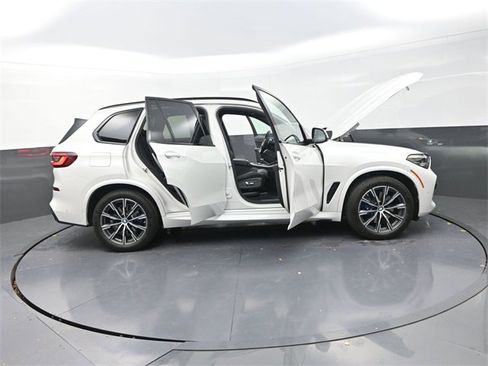 Used 2022 BMW X5 xDrive40i w/ M Sport Package image 42