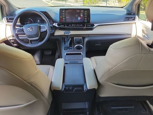 Used 2021 Toyota Sienna XLE image 13