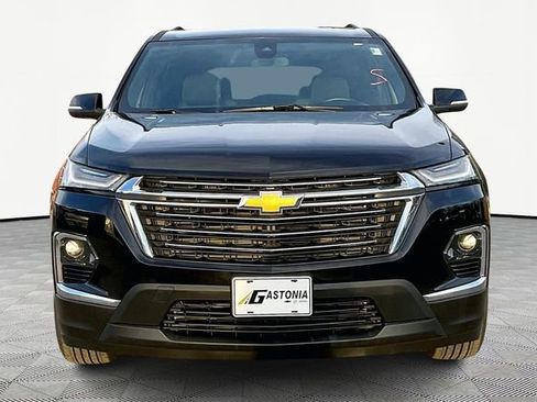 Used 2023 Chevrolet Traverse LT image 2