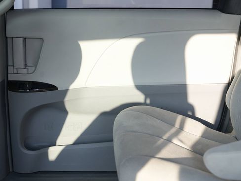 Used 2011 Toyota Sienna image 27