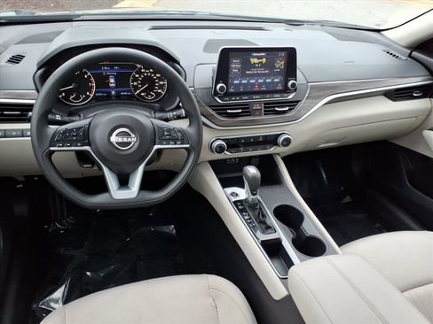 Used 2025 Nissan Altima 2.5 SV FWD image 23