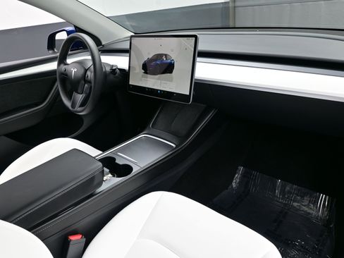 Used 2023 Tesla Model Y Long Range image 14