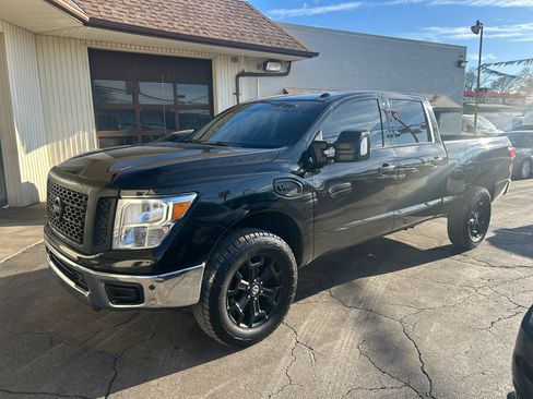 Used 2018 Nissan Titan SV w/ SV Convenience Package image 2