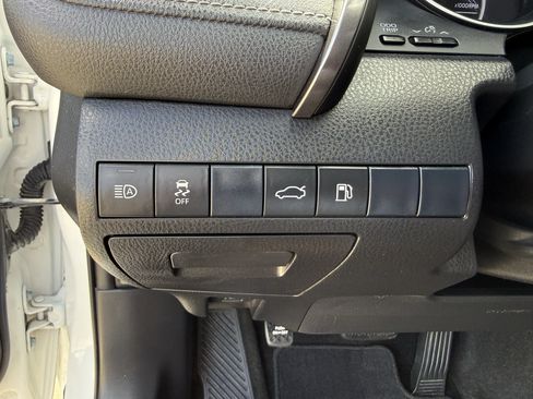 Used 2018 Toyota Camry SE FWD image 19
