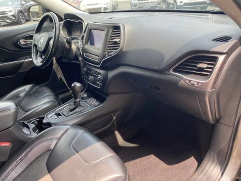 Used 2019 Jeep Cherokee Latitude Plus AWD/4WD image 28