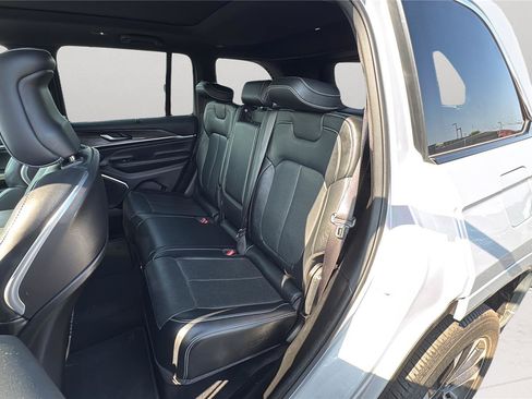 Certified 2022 Jeep Grand Cherokee Overland w/ Luxury Tech Group IV AWD/4WD image 18