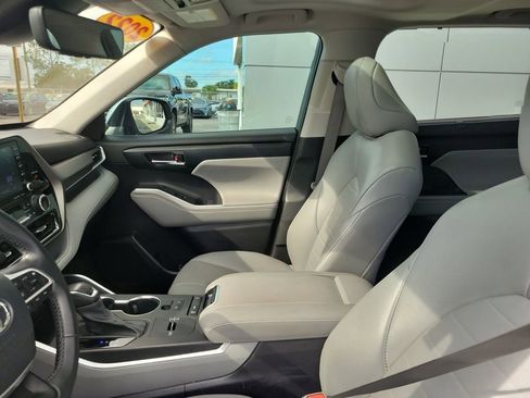Used 2022 Toyota Highlander XLE image 18