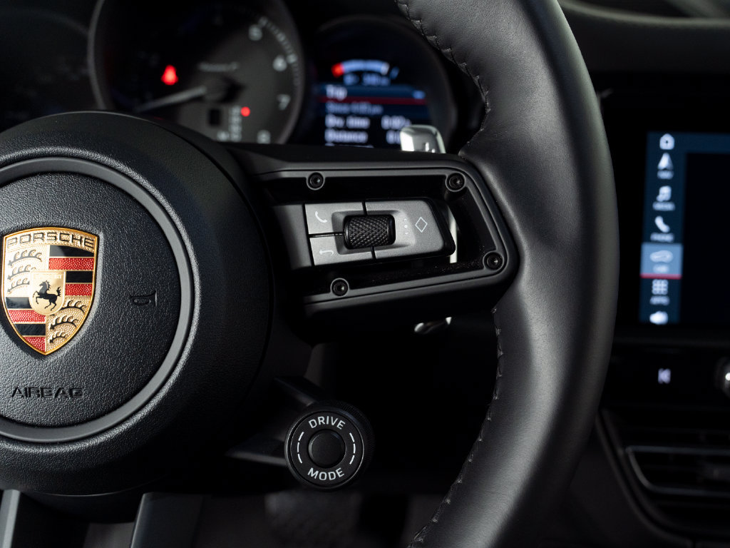 Certified 2026 Porsche Macan Turbo AWD/4WD image 32