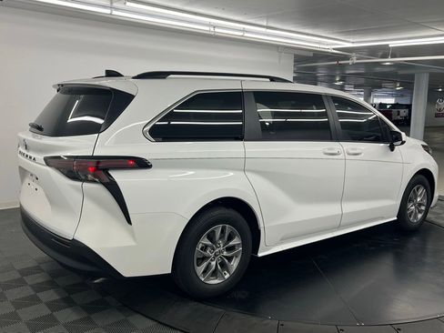 Used 2026 Toyota Sienna LE FWD image 5