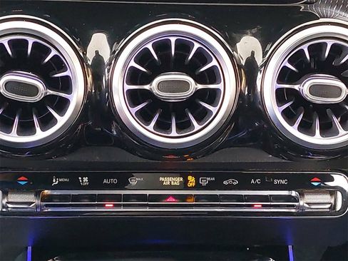 Used 2020 Mercedes-Benz GLB 250 4MATIC image 30