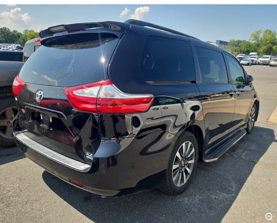 Used 2018 Toyota Sienna XLE Premium AWD/4WD image 2