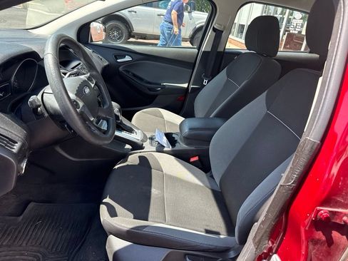 Used 2013 Ford Focus SE w/ SE Winter Pkg FWD image 6