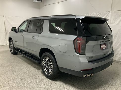 Used 2025 Chevrolet Suburban Z71 AWD/4WD image 2