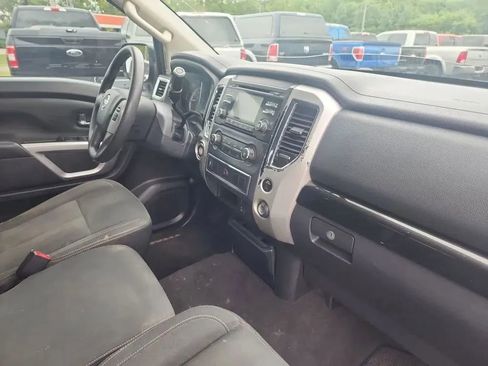 Used 2017 Nissan Titan SV image 10