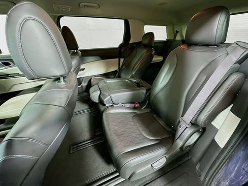 Used 2024 Kia Carnival LX image 22