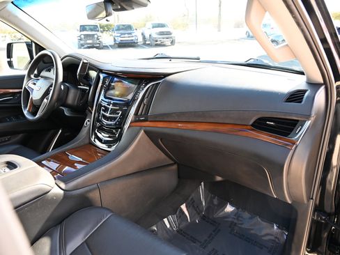 Used 2017 Cadillac Escalade ESV Luxury image 56