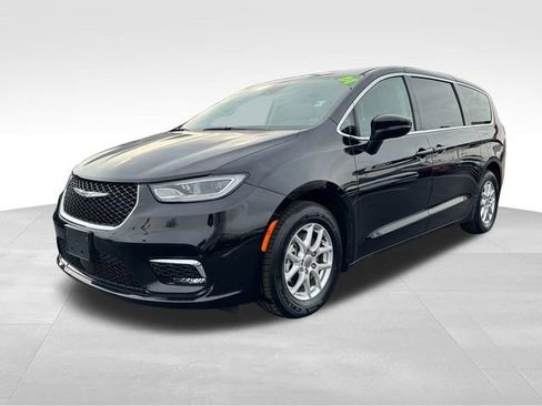 Used 2024 Chrysler Pacifica Touring-L image 8