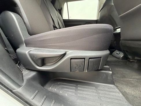 Used 2024 Toyota Highlander LE AWD/4WD image 18