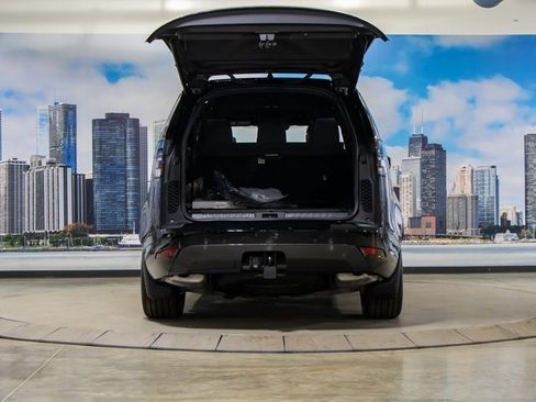 Certified 2025 Land Rover Discovery Dynamic SE image 12