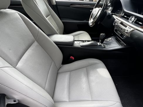 Used 2013 Lexus ES 350 w/ Luxury Pkg FWD image 45