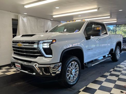 Used 2025 Chevrolet Silverado 2500 LTZ AWD/4WD image 4