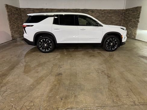 Used 2025 Chevrolet Traverse LT w/ Enhanced Driving Package image 10