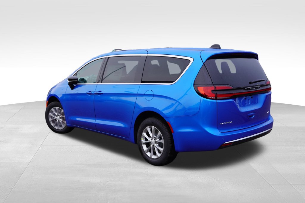 New 2027 Chrysler Pacifica Select AWD/4WD image 5