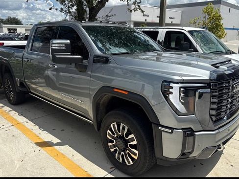 Used 2024 GMC Sierra 2500 Denali Ultimate AWD/4WD image 3