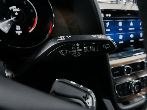 Used 2023 Bentley Bentayga Extended Wheelbase image 27