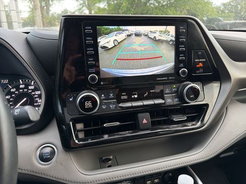 Used 2021 Toyota Highlander XLE FWD image 11