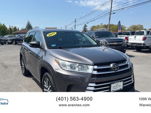 Used 2017 Toyota Highlander XLE w/ Carpet Mat Package AWD/4WD image 1