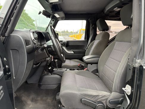 Used 2011 Jeep Wrangler Sahara w/ Connectivity Group AWD/4WD image 8