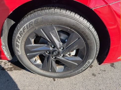 Used 2021 Hyundai Elantra SEL image 2