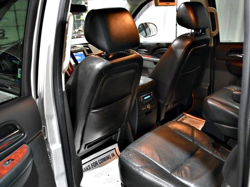 Used 2011 Cadillac Escalade ESV Premium image 32