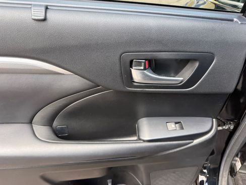 Used 2018 Toyota Highlander SE FWD image 13