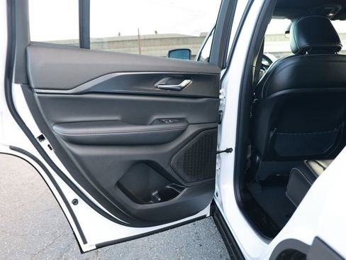 New 2025 Jeep Grand Cherokee Altitude image 31