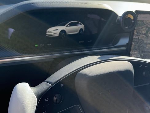 Used 2022 Tesla Model X Plaid image 4