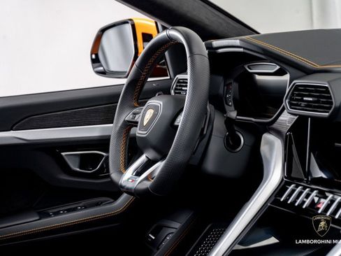 Used 2022 Lamborghini Urus image 44