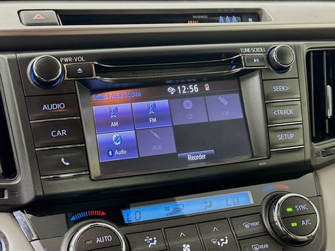 Used 2018 Toyota RAV4 LE AWD/4WD image 24