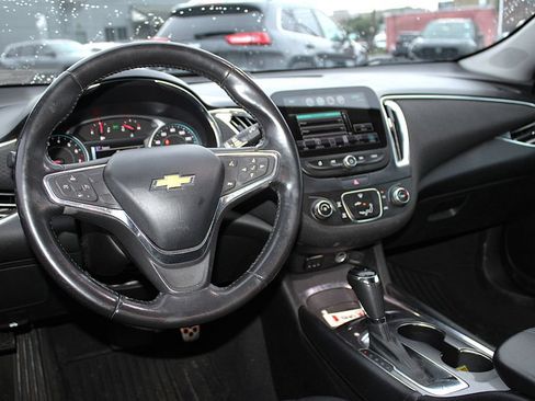 Used 2017 Chevrolet Malibu LT FWD image 4